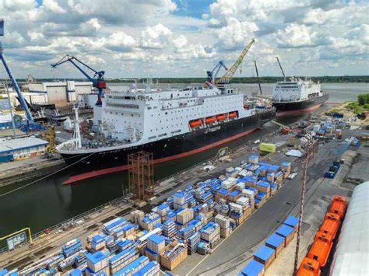 What are shipyard workers called?
